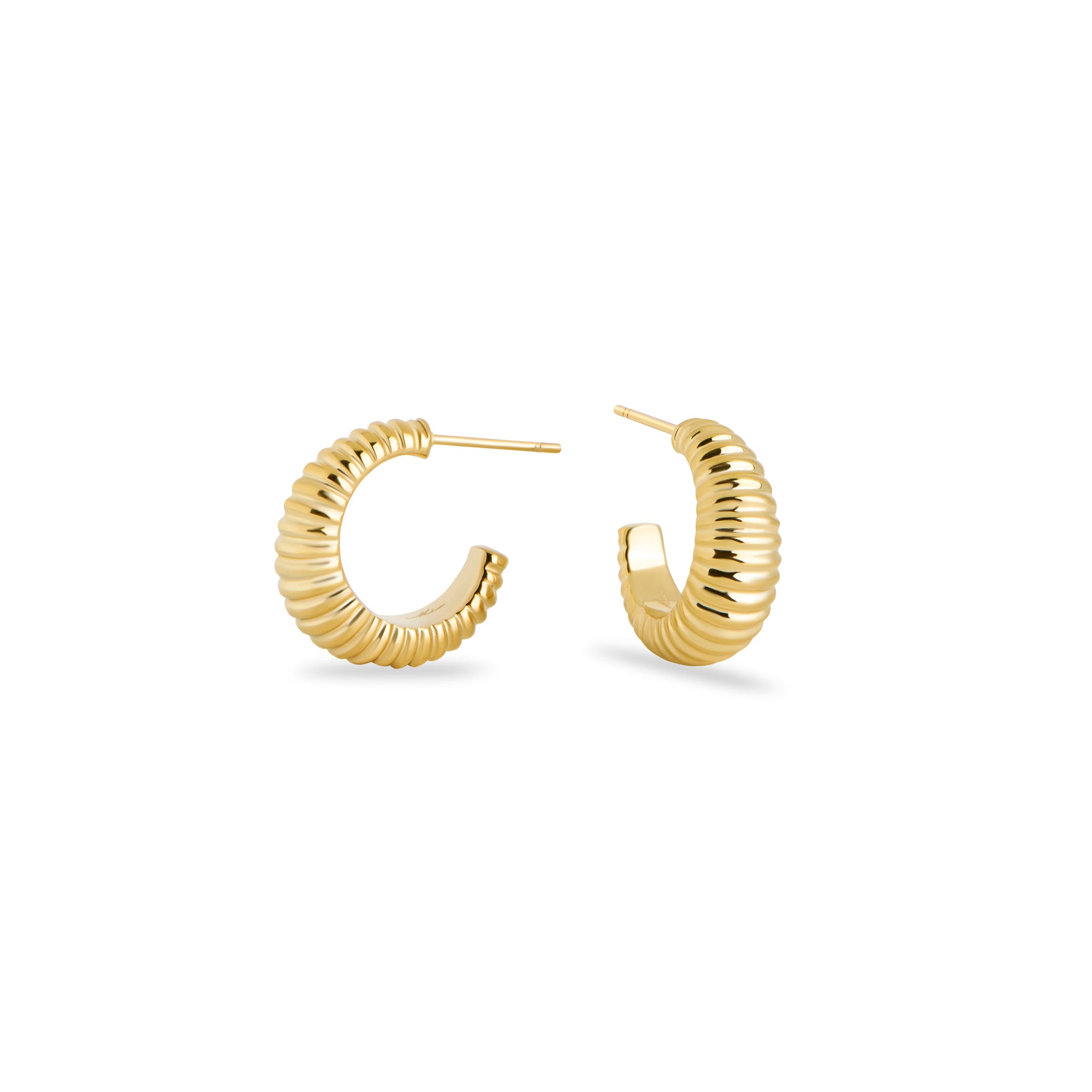 Boucles d'oreilles en acier inoxydable place écologique or poli avec un design nervuré moderne pour un style chic et intemporel. MIAJWL